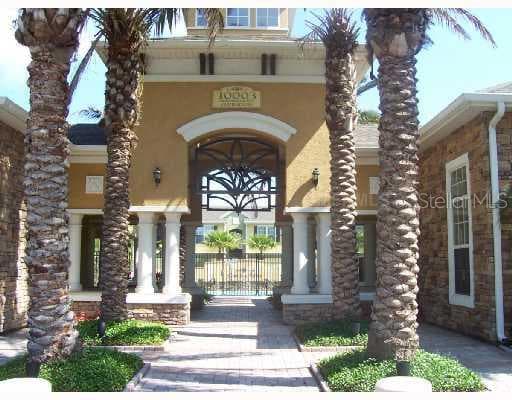 10106 COURTNEY OAKS CREEK UNIT 204 Tampa, FL 33619