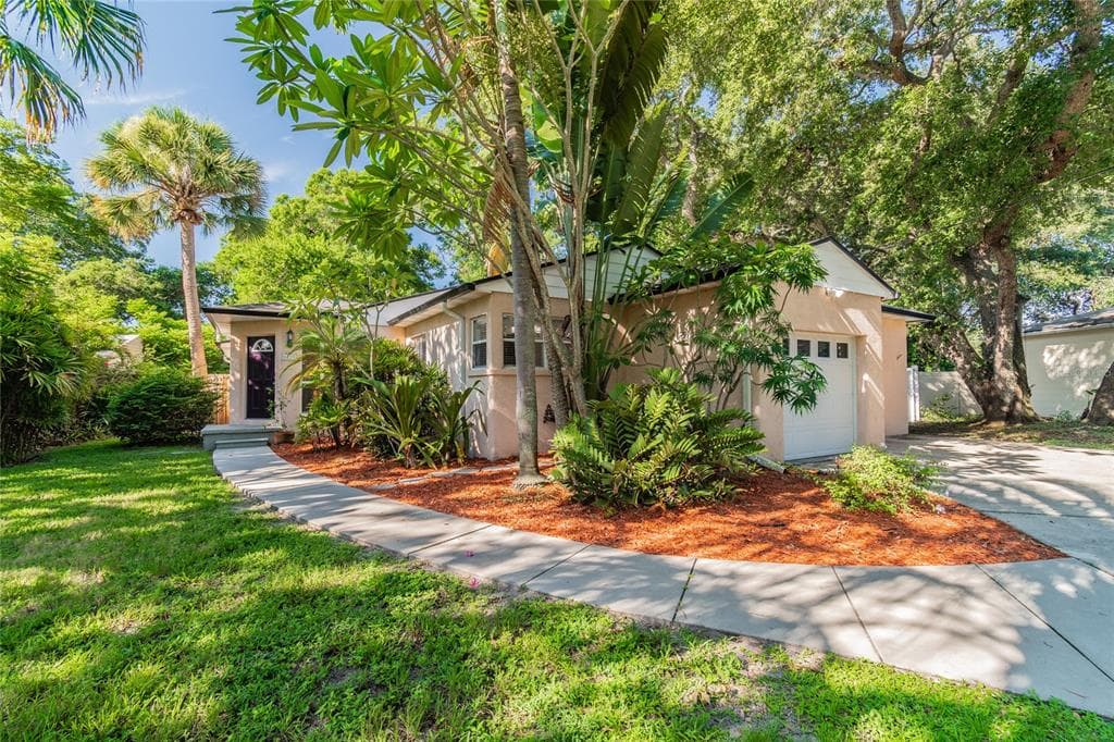 6215 SANDERS DRIVE TAMPA, FL 33611