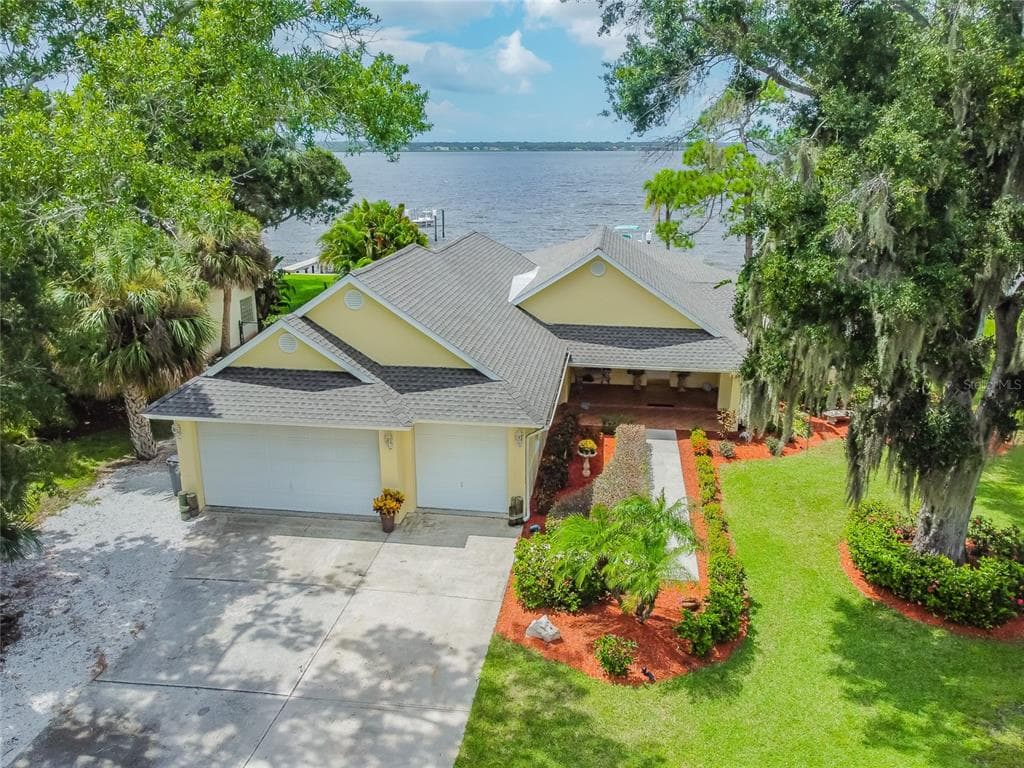 402 SHORE DRIVE E OLDSMAR, FL 34677