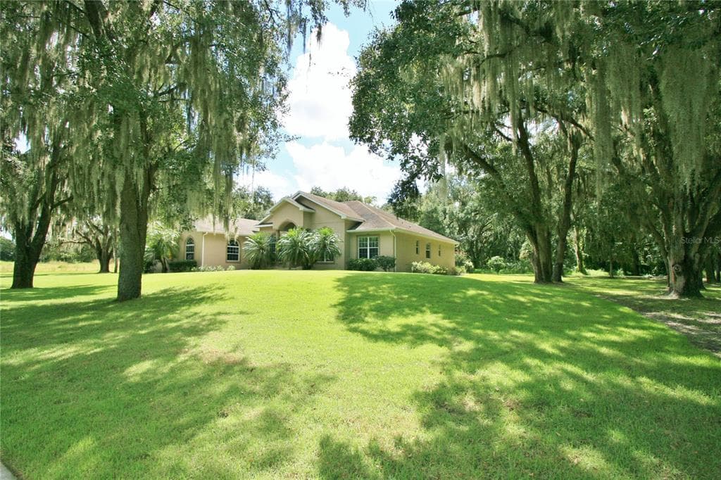 605 GRACEFUL OAKS COURT PLANT CITY, FL 33563