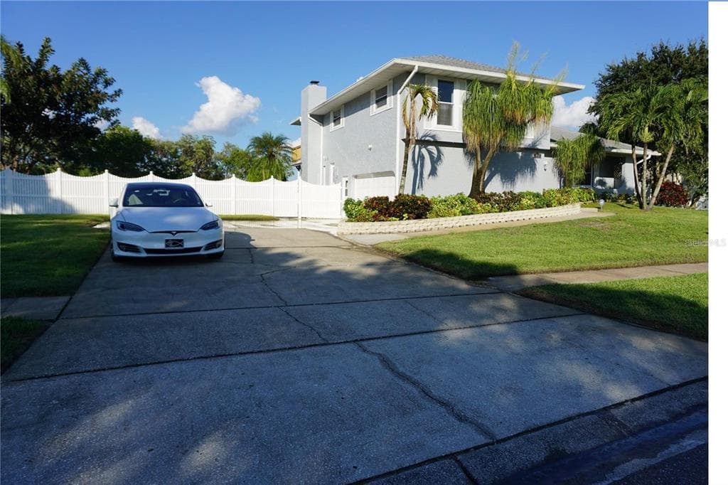 697 TALLAHASSEE DRIVE NE ST PETERSBURG, FL 33702