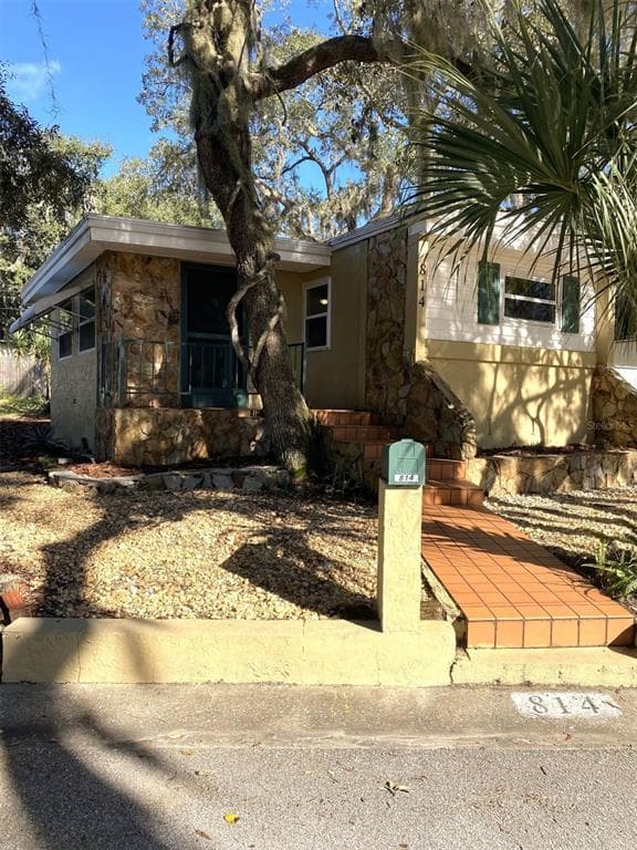 814 ELKAN DRIVE TARPON SPRINGS, FL 34689
