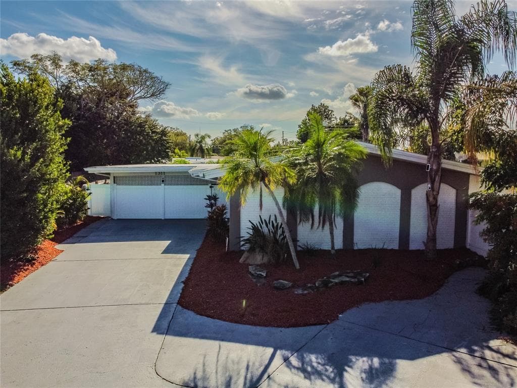 1311 OXFORD COURT CLEARWATER, FL 33756