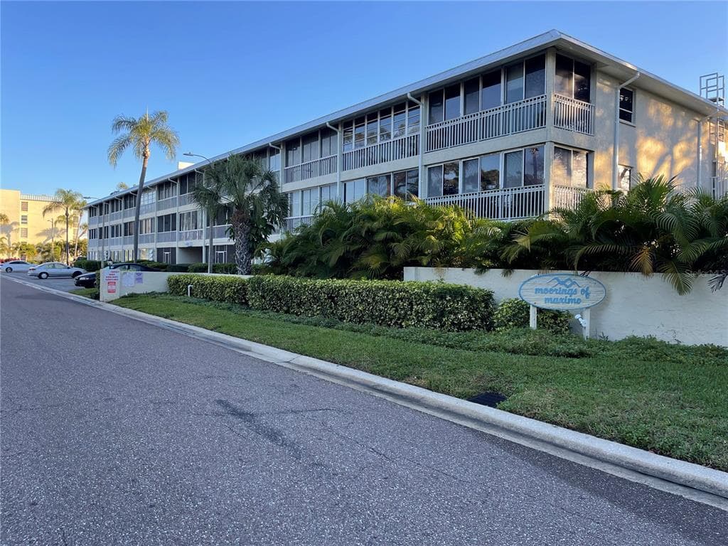 4920 38TH WAY S UNIT 202 ST PETERSBURG, FL 33711