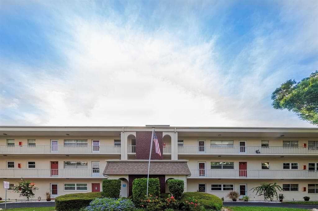 5880 38TH AVENUE N UNIT 202 ST PETERSBURG, FL 33710