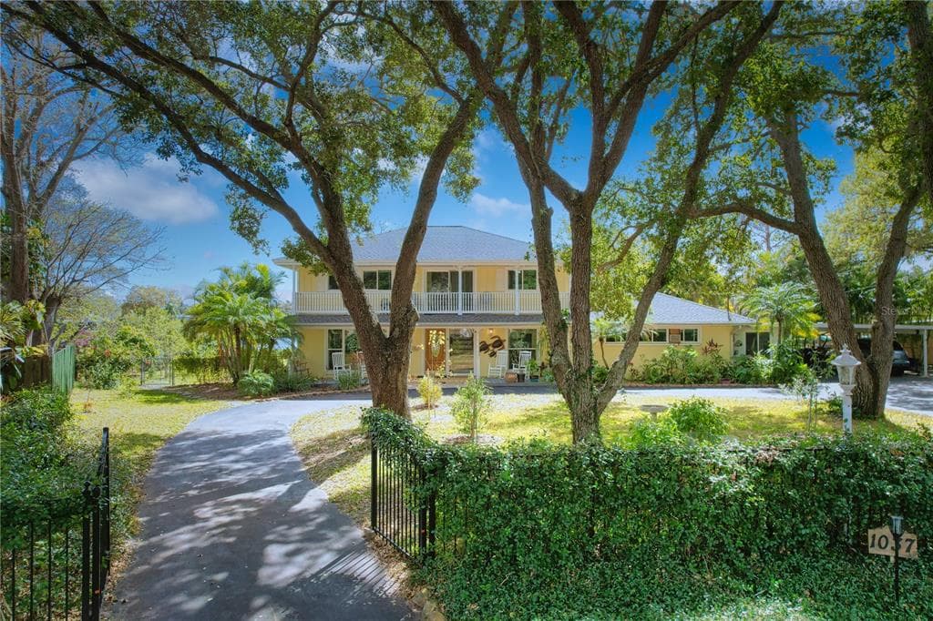 1037 DAMROSCH CIRCLE LARGO, FL 33771