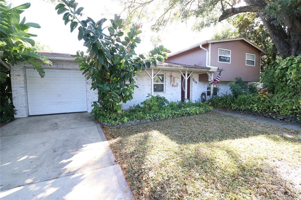7610 W HENRY AVENUE TAMPA, FL 33615