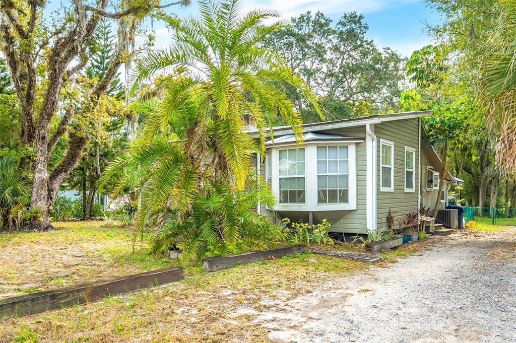 810 W HENRY AVENUE TAMPA, FL 33604