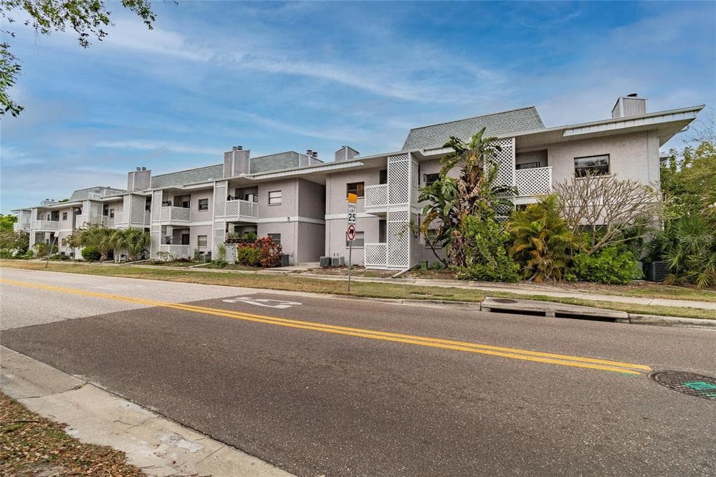4405 W FAIR OAKS AVENUE UNIT 18 TAMPA, FL 33611