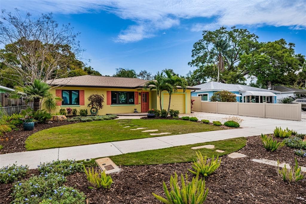 137 BROADWAY DUNEDIN, FL 34698