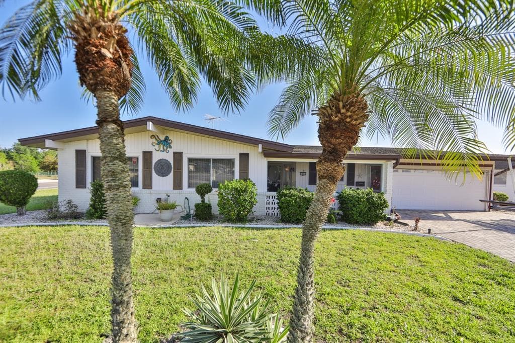 1423 SETON HALL DRIVE SUN CITY CENTER, FL 33573