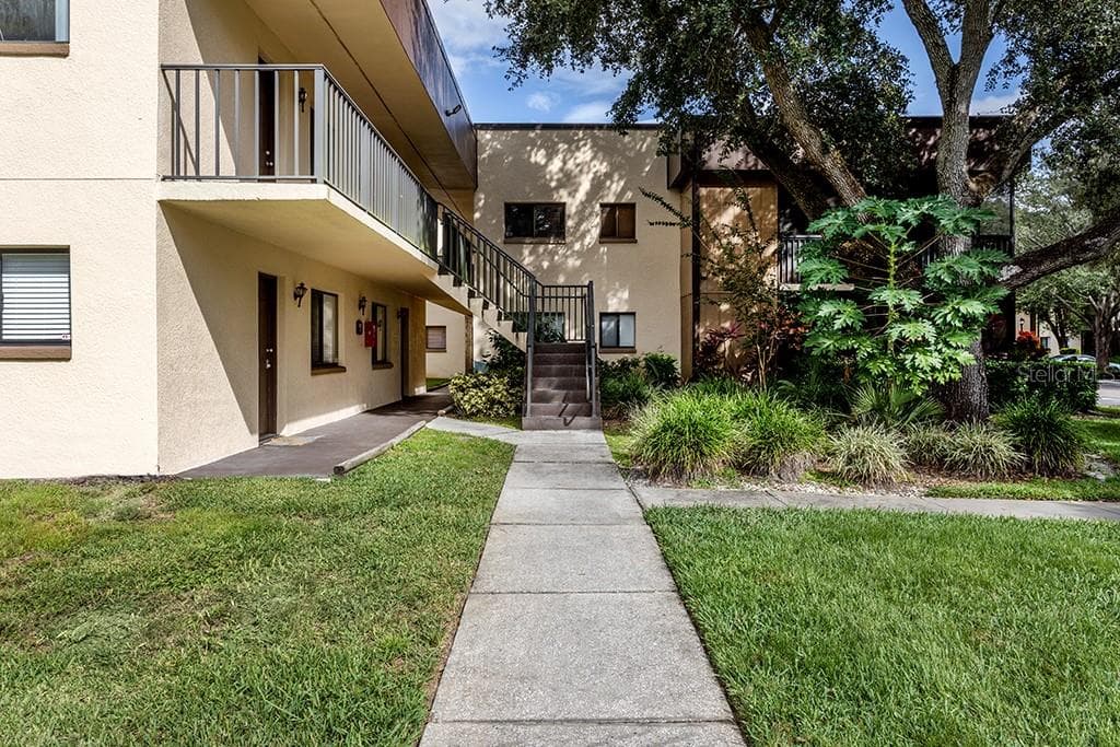 11802 RAINTREE LAKE LANE UNIT C TEMPLE TERRACE, FL 33617