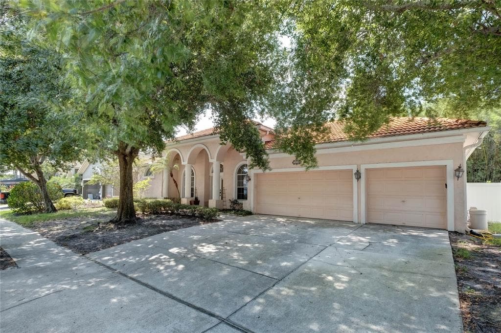 2806 SHORE BREEZE DRIVE TAMPA, FL 33611