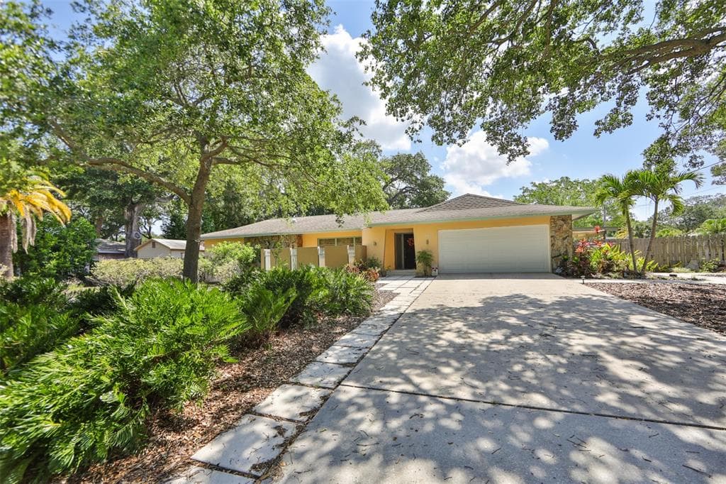 701 BLUFF VIEW DRIVE BELLEAIR BLUFFS, FL 33770