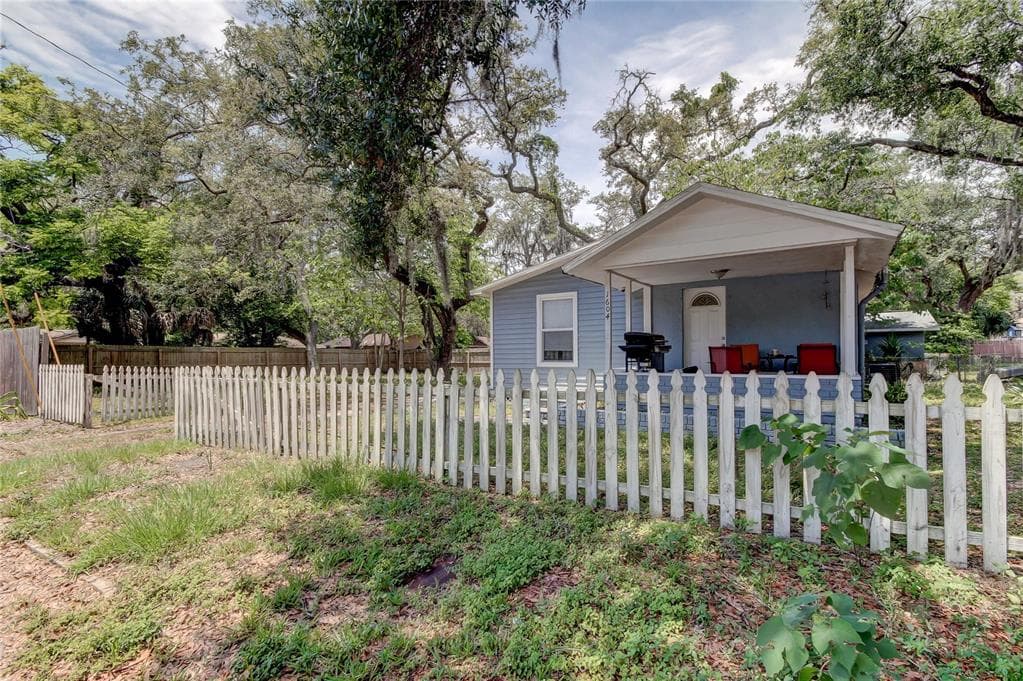 1604 E SITKA STREET E TAMPA, FL 33604