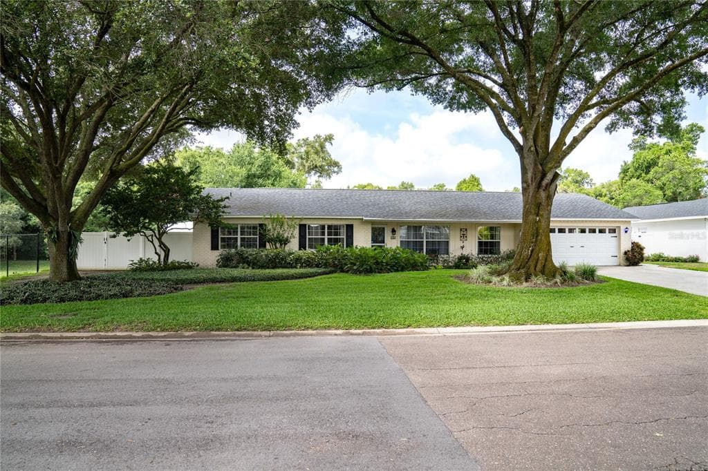 1521 HIGHCREST CIRCLE