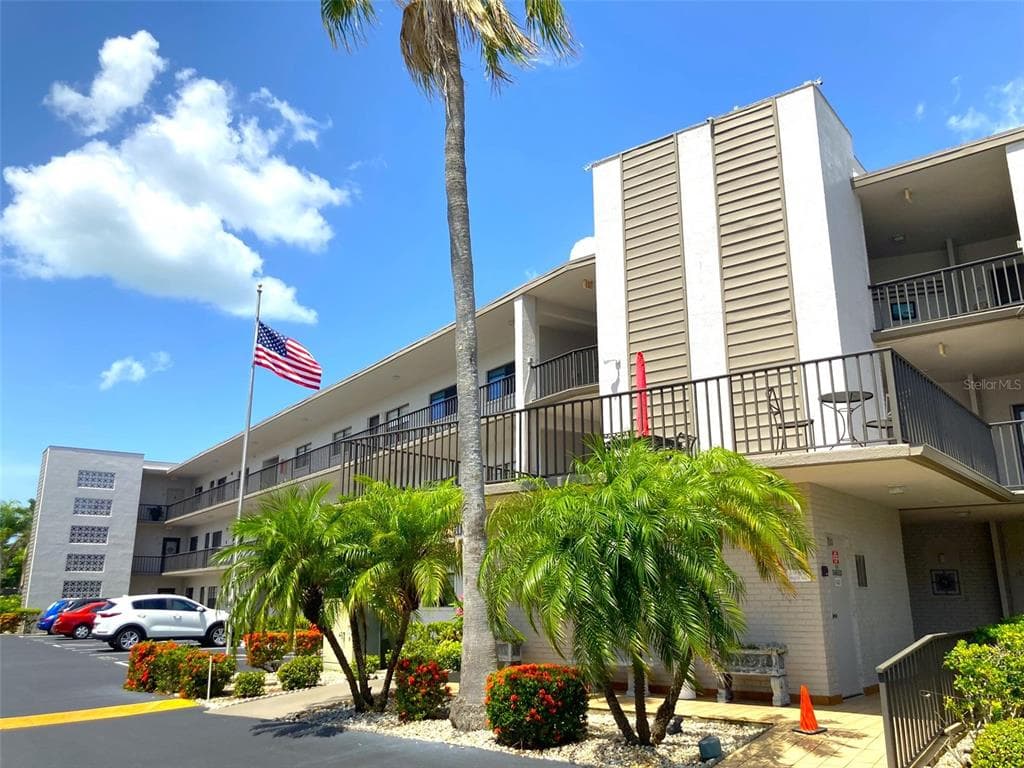 7941 58TH AVENUE N UNIT 110 ST PETERSBURG, FL 33709