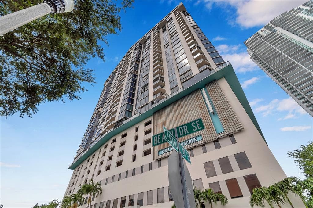1 BEACH DRIVE SE UNIT 1414 ST PETERSBURG, FL 33701