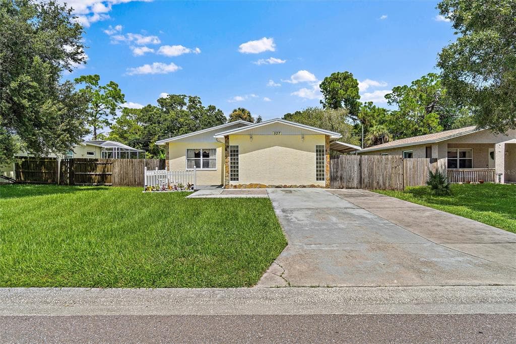 527 GLENOAK STREET N ST PETERSBURG, FL 33703
