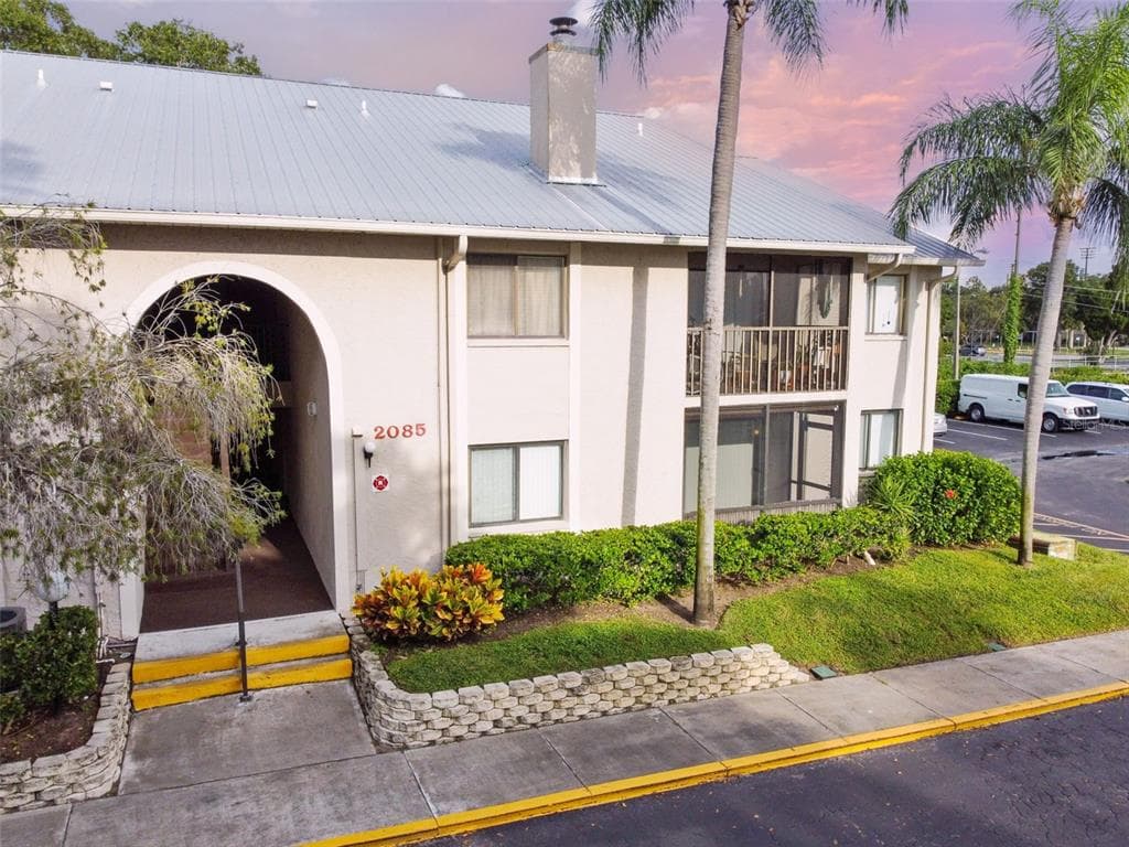 2085 HUNTERS GLEN DRIVE UNIT 213 DUNEDIN, FL 34698