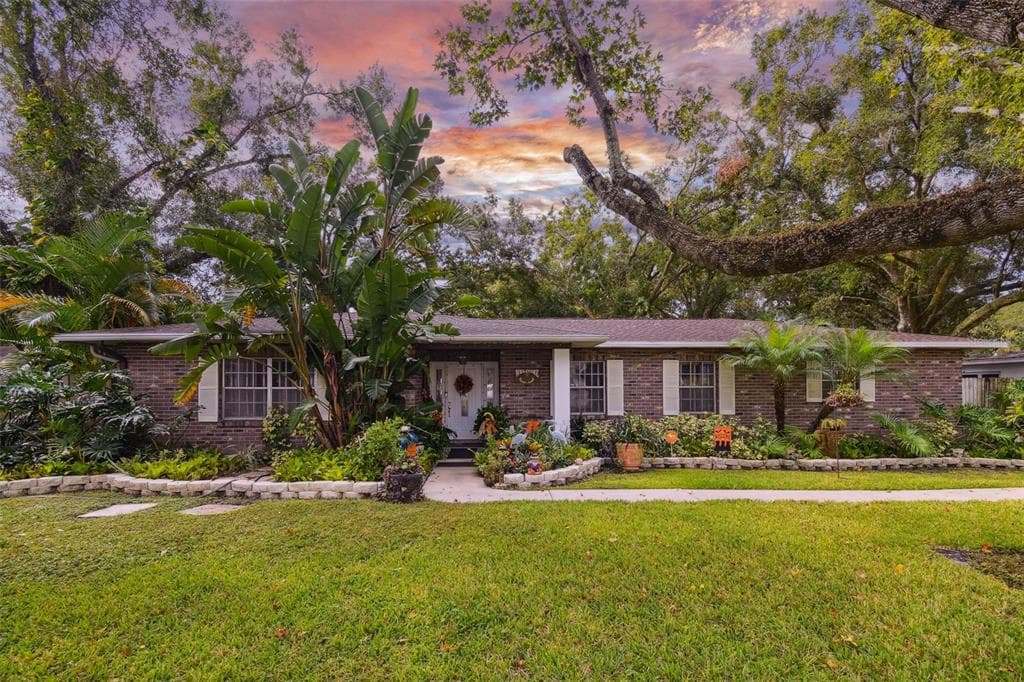 2806 SILVER LAKE AVENUE TAMPA, FL 33614