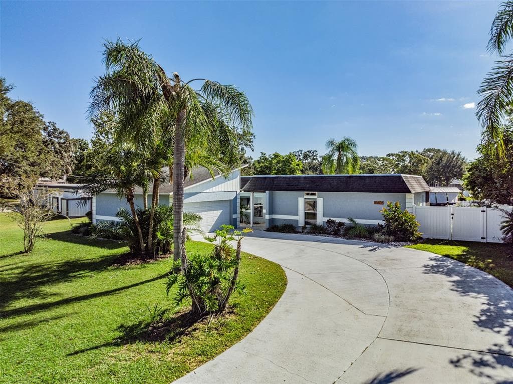 10605 CARROLLWOOD DRIVE TAMPA, FL 33618