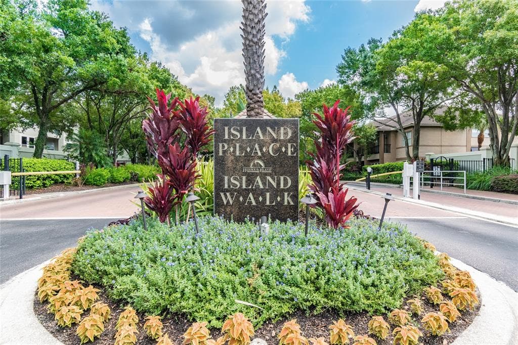 628 ARBOR LAKE LANE TAMPA, FL 33602