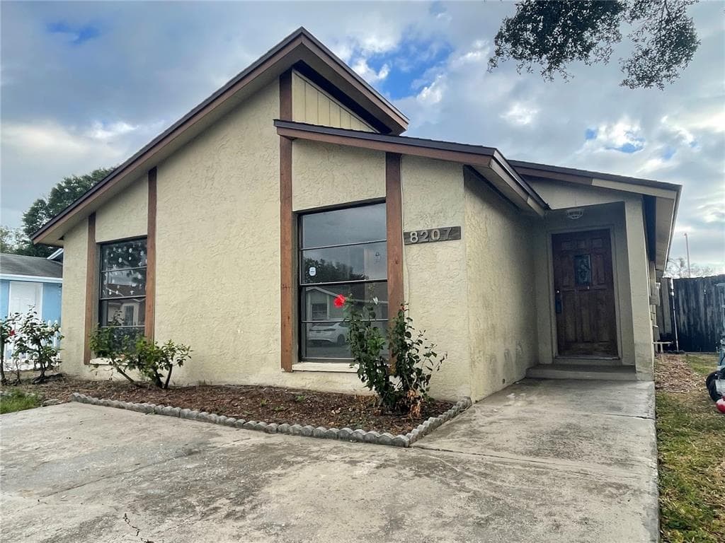8207 REISLING PLACE TAMPA, FL 33615