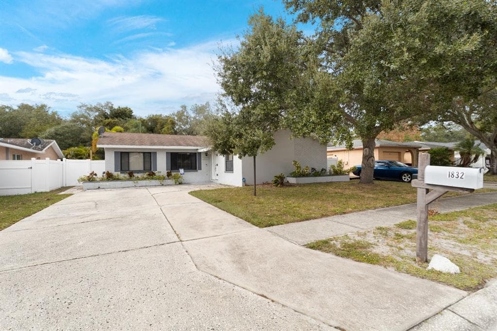 1832 OAK STREET N CLEARWATER, FL 33760