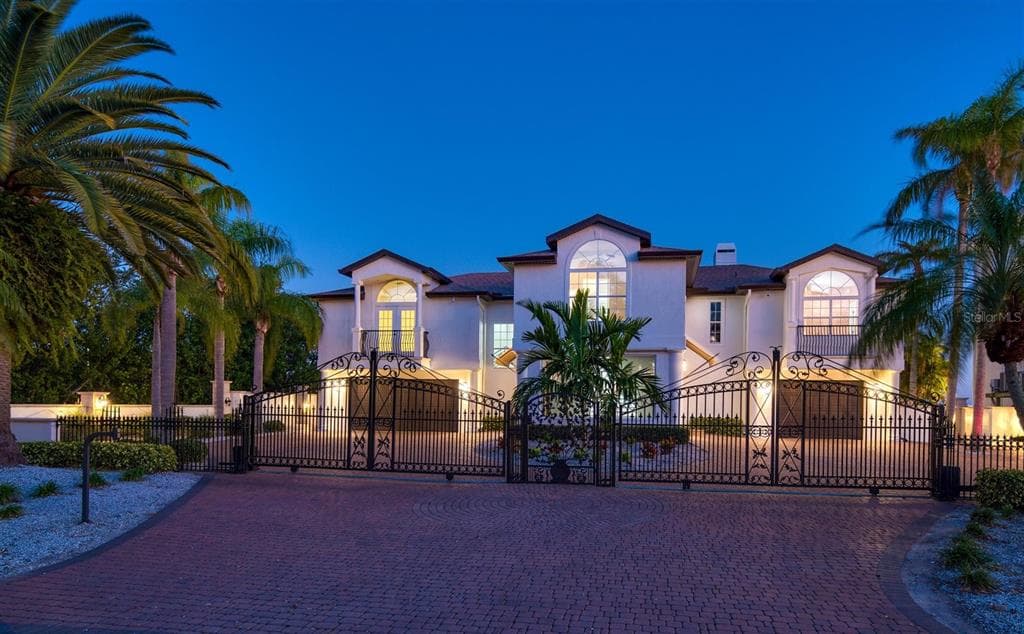907 HARBOR DRIVE