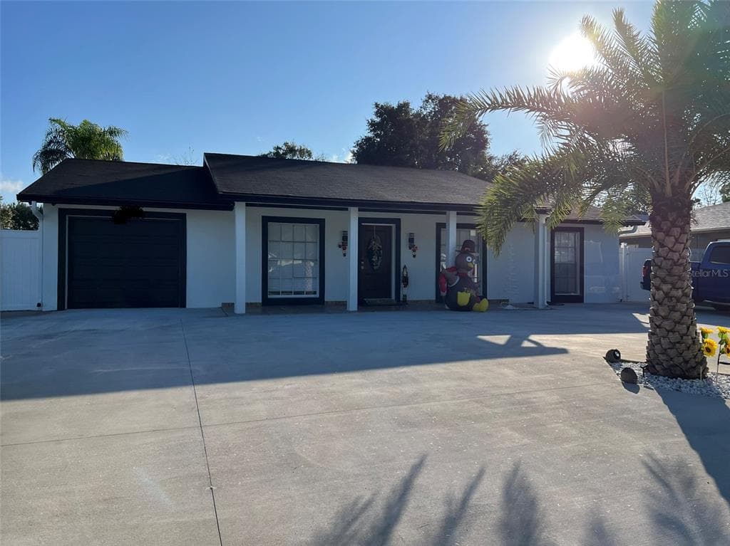 6807 ROBINSWOOD LANE TAMPA, FL 33634