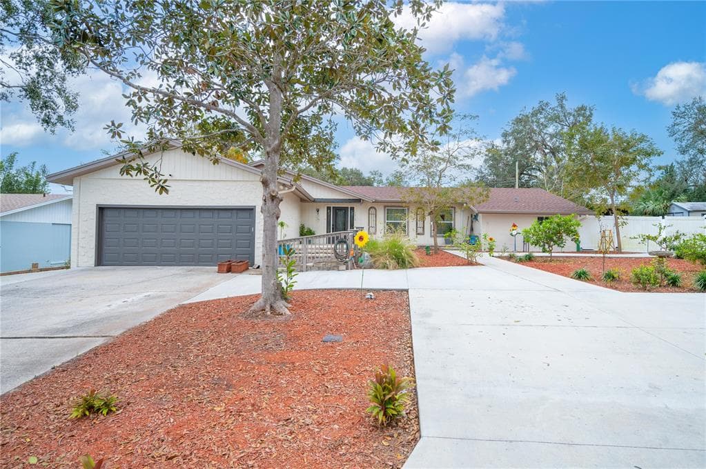 1315 VALLEY HILL E LAKELAND, FL 33813