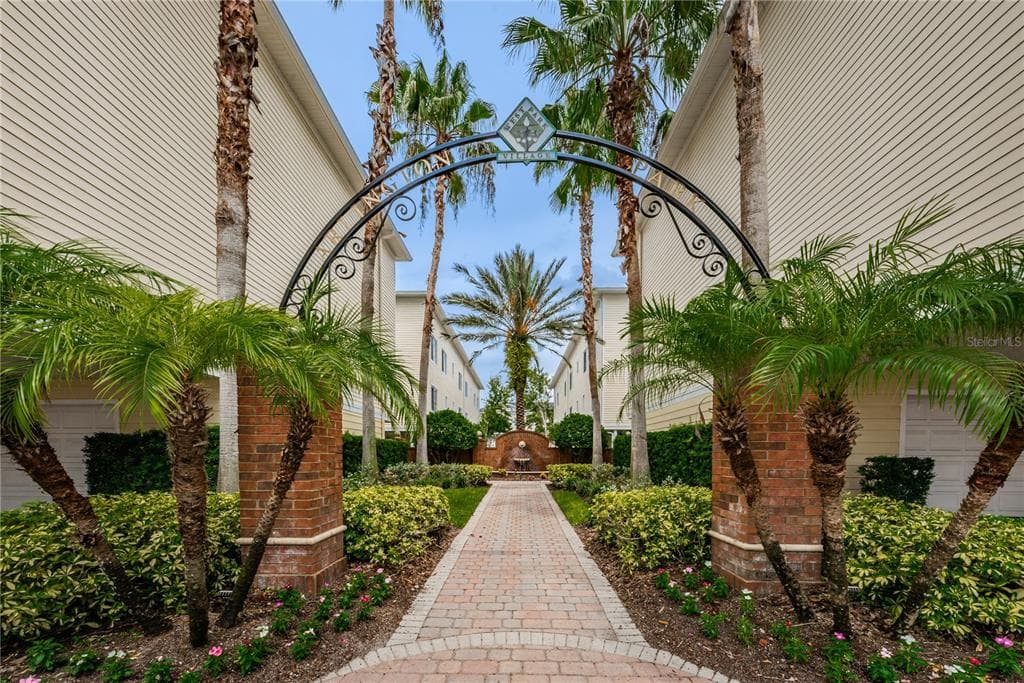 9839 MEADOW FIELD CIRCLE TAMPA, FL 33626