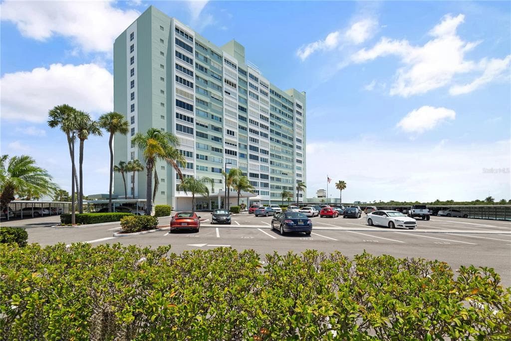 31 ISLAND WAY UNIT 308 CLEARWATER BEACH, FL 33767