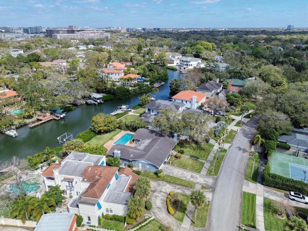 5011 S SHORE CREST CIRCLE TAMPA, FL 33609