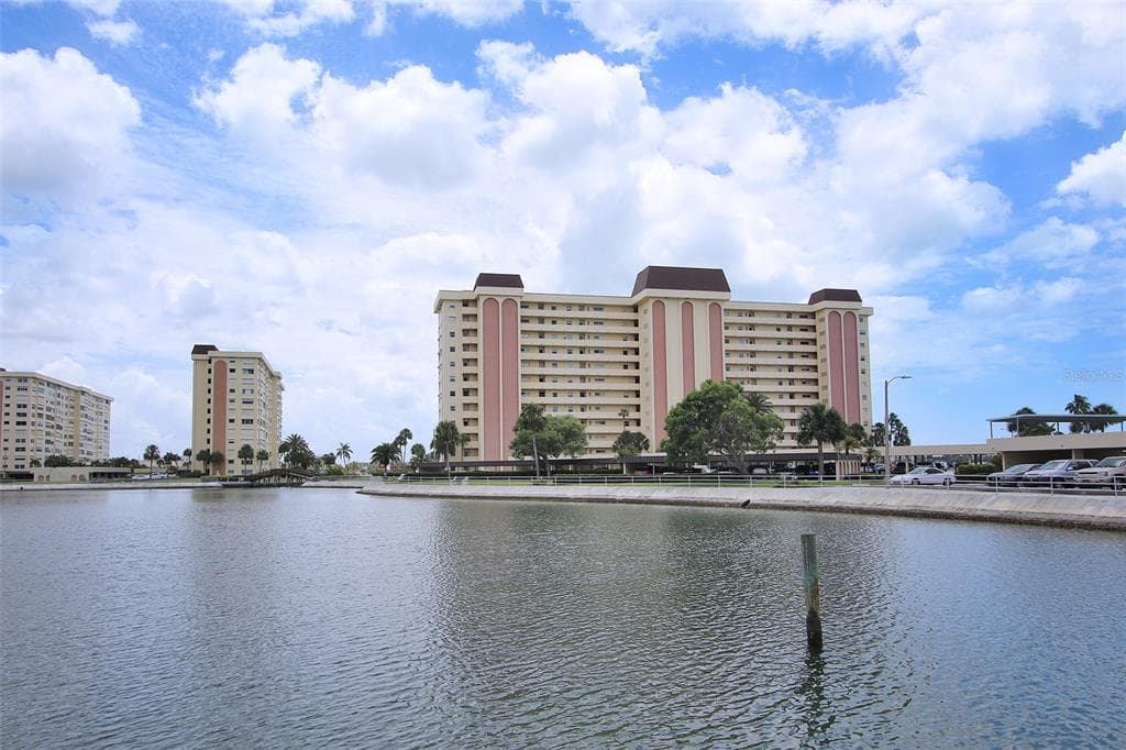 4775 COVE CIRCLE UNIT 807 ST PETERSBURG, FL 33708