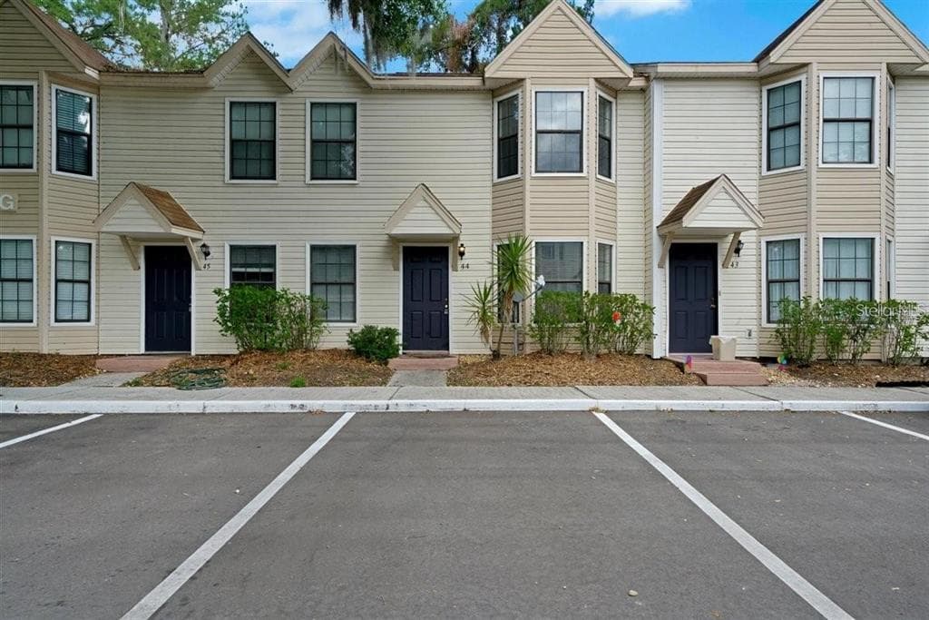 2302 MAKI ROAD UNIT 88 PLANT CITY, FL 33563