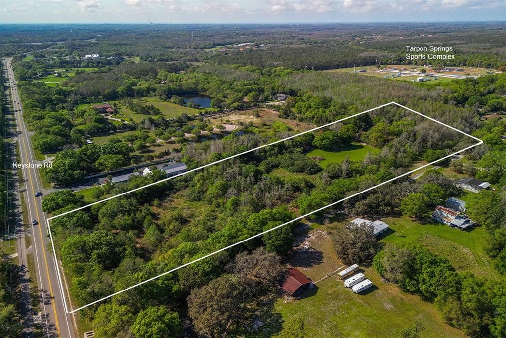 250 MEADOWS DRIVE TARPON SPRINGS, FL 34688