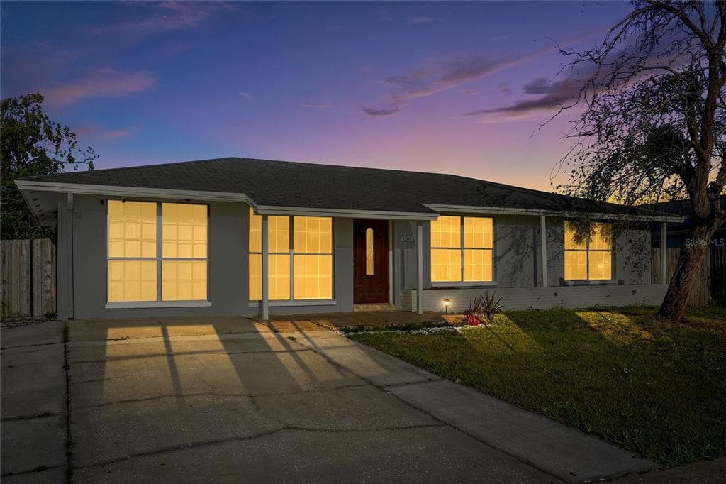 8208 GREENLEAF CIRCLE TAMPA, FL 33615