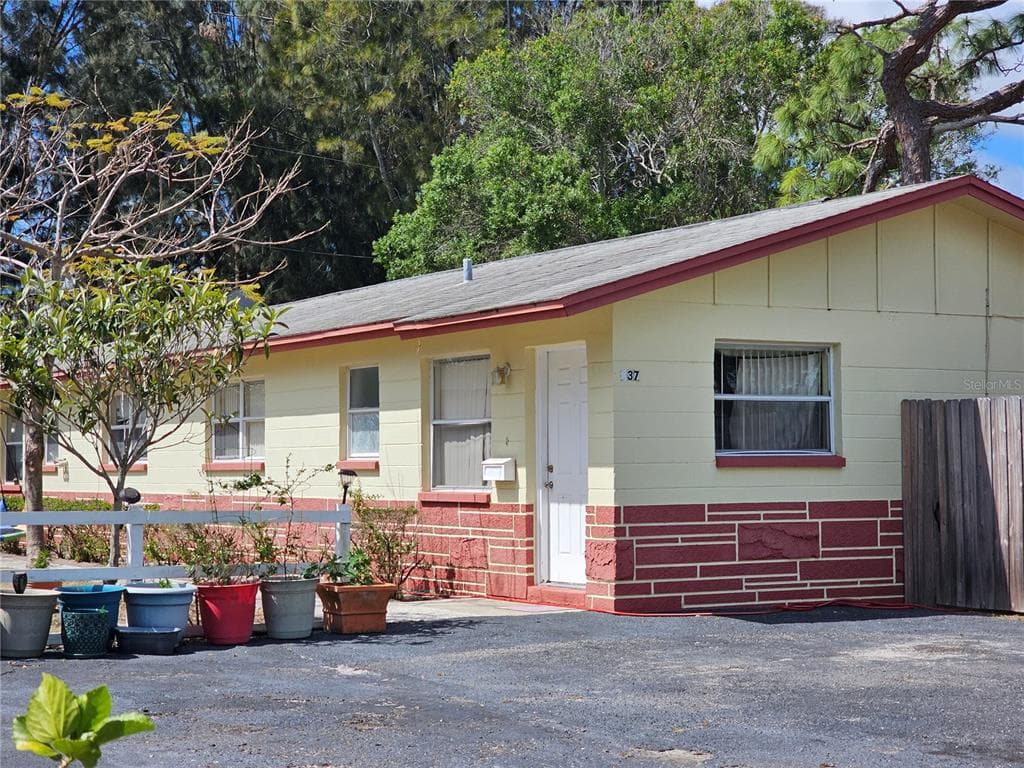 137 NE MONROE CIRCLE N ST PETERSBURG, FL 33702