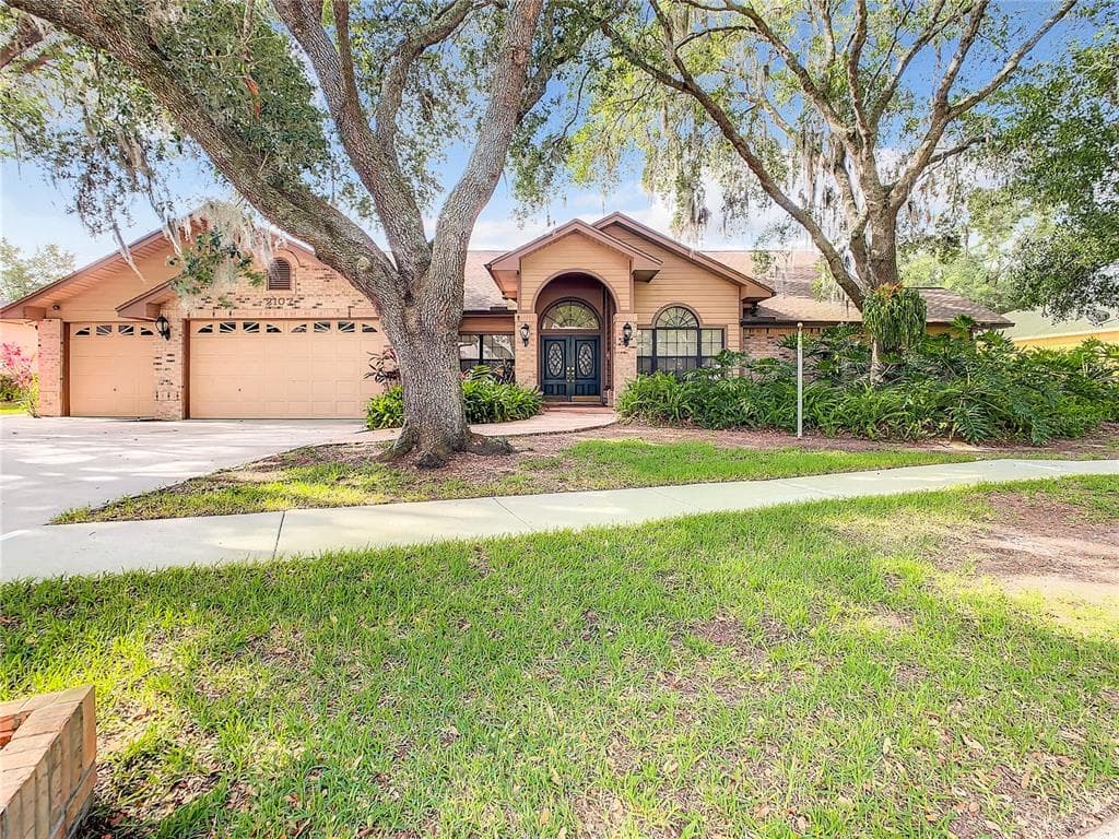 2107 HERITAGE CREST DRIVE VALRICO, FL 33594