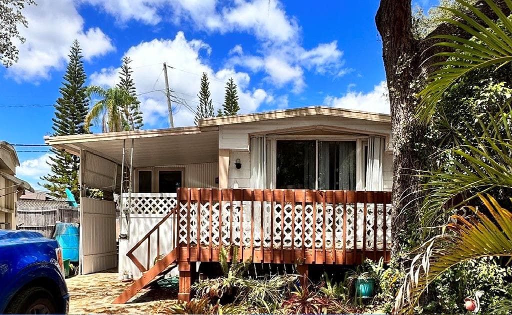 803 ST CHARLES DRIVE TARPON SPRINGS, FL 34689