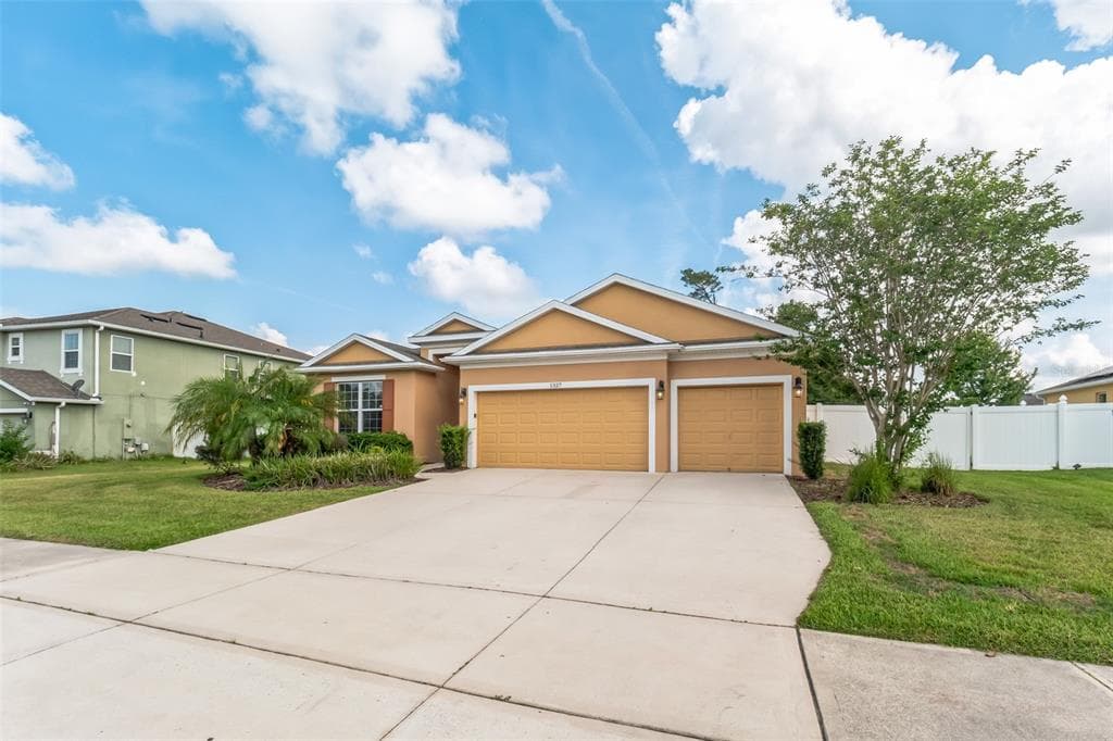 1327 LAKE BATON DR DELTONA, FL 32725