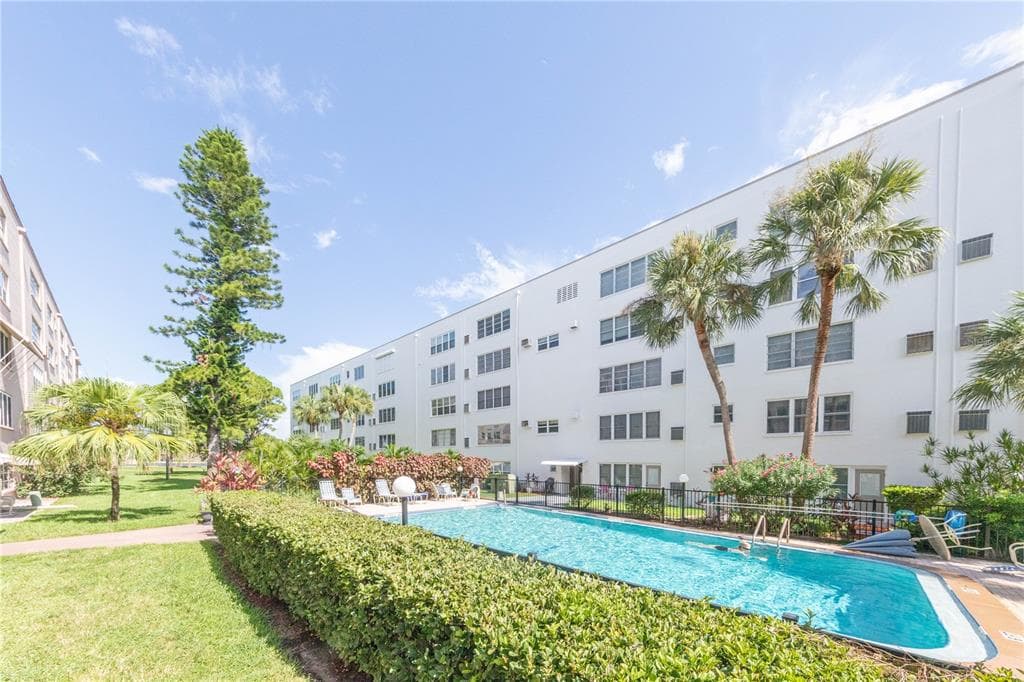 5521 80TH STREET N UNIT 402 ST PETERSBURG, FL 33709