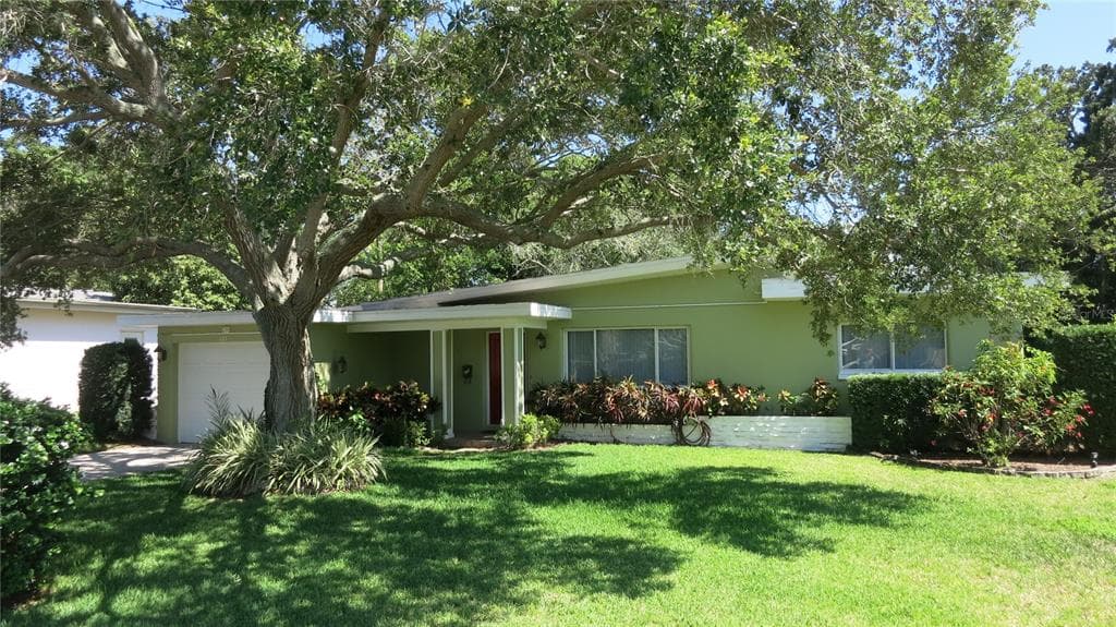 233 S GARDEN CIRCLE BELLEAIR, FL 33756