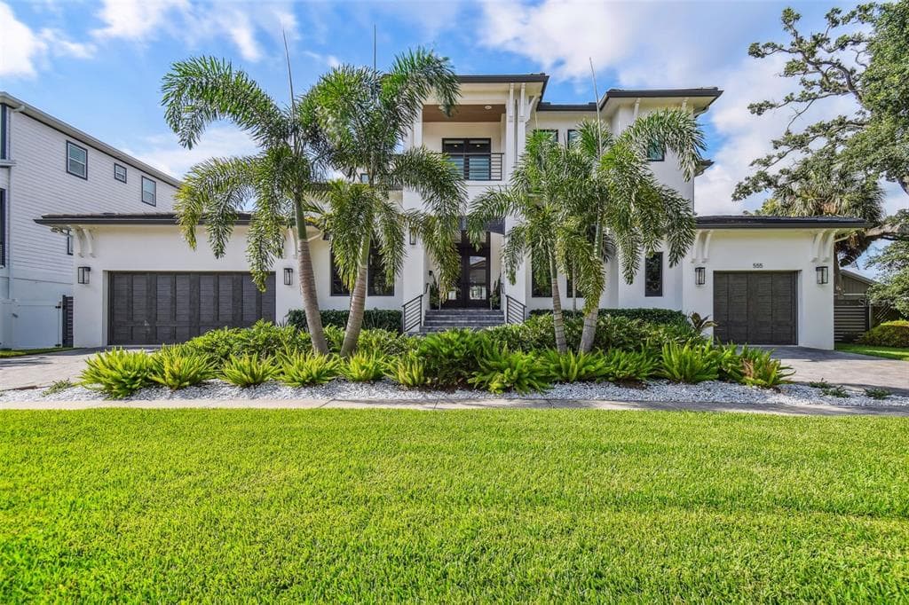 555 SUWANEE CIRCLE TAMPA, FL 33606