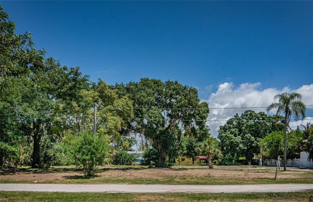 817 2ND AVENUE NW RUSKIN, FL 33570