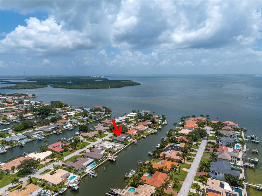 2058 HAWAII AVENUE NE ST PETERSBURG, FL 33703