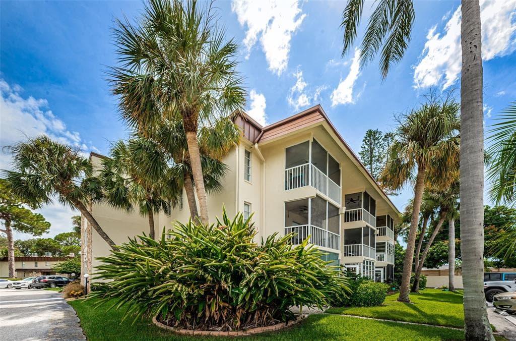 4901 38TH WAY S UNIT 302 ST PETERSBURG, FL 33711