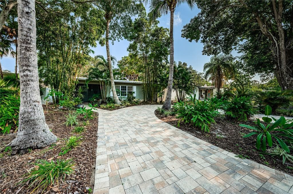 831 39TH AVENUE NE ST PETERSBURG, FL 33703